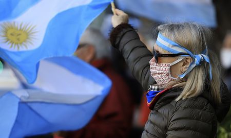 La manifestación en la ciudad de Buenos Aires y otras ciudades argentinas comenzó en horas de la tarde del sábado. La manifestación en la ciudad de Buenos Aires y otras ciudades argentinas comenzó en horas de la tarde del sábado.