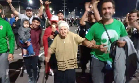 Video: una abuela fanática del Indio Solari fue al recital en San Luis y fue furor Video: una abuela fanática del Indio Solari fue al recital en San Luis y fue furor