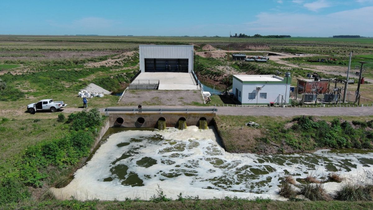 En 2025 el Ministerio de Obras Públicas avanzó con obras y proyectos en las 100 localidades de mayor vulnerabilidad hídrica de la provincia de Santa Fe. En 2025 el Ministerio de Obras Públicas avanzó con obras y proyectos en las 100 localidades de mayor vulnerabilidad hídrica de la provincia de Santa Fe.
