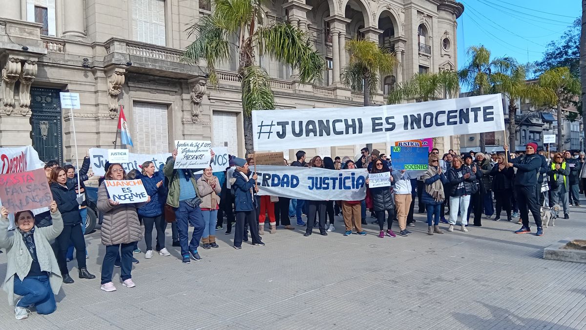 Alrededor de 100 personas se reunieron en Plaza de Mayo para manifestarse en apoyo a Juan Trigatti