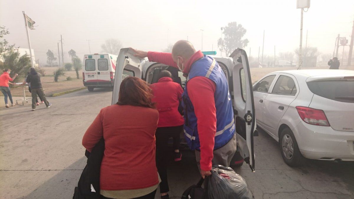 Todos los pacientes fueron trasladados en ambulancias, algunos de ellos conectados con el equipamiento especial de los tratamientos que están recibiendo.