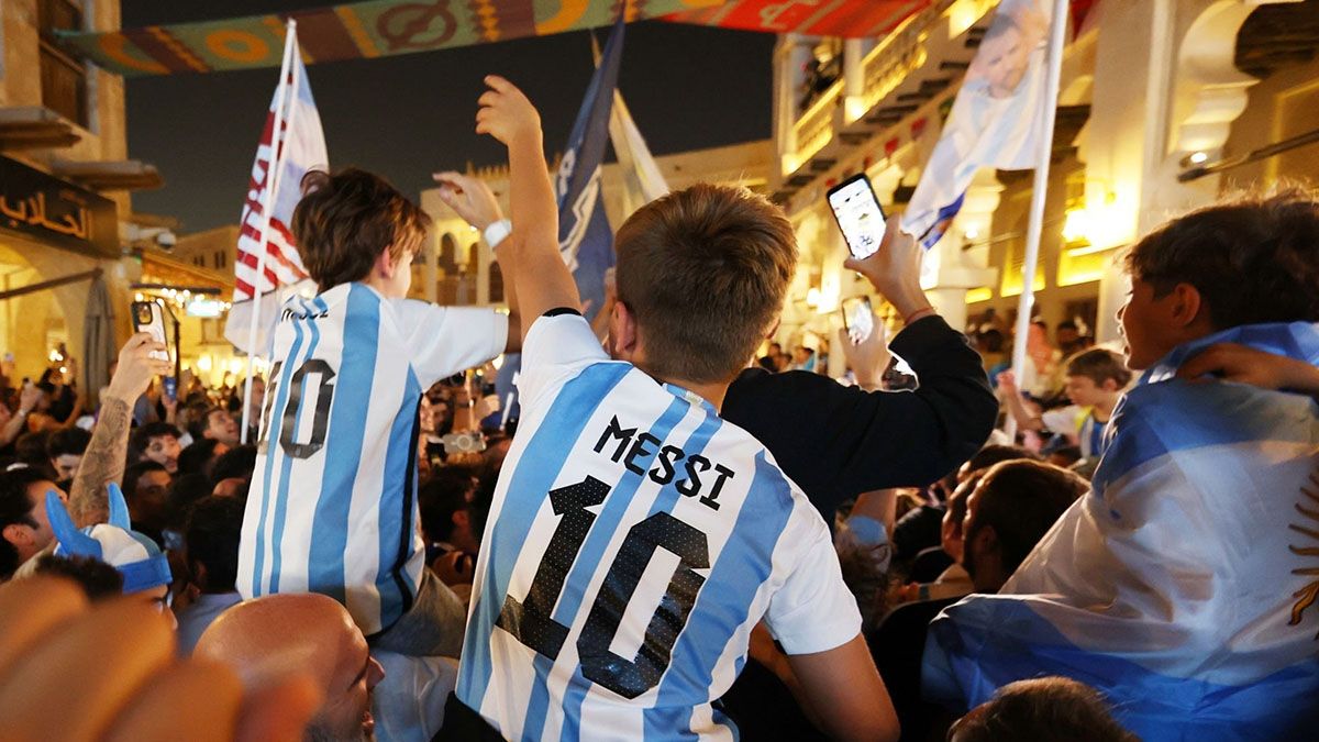 "No podíamos romper la cábala", dijeron los primeros hinchas que empezaron a colgar las banderas.