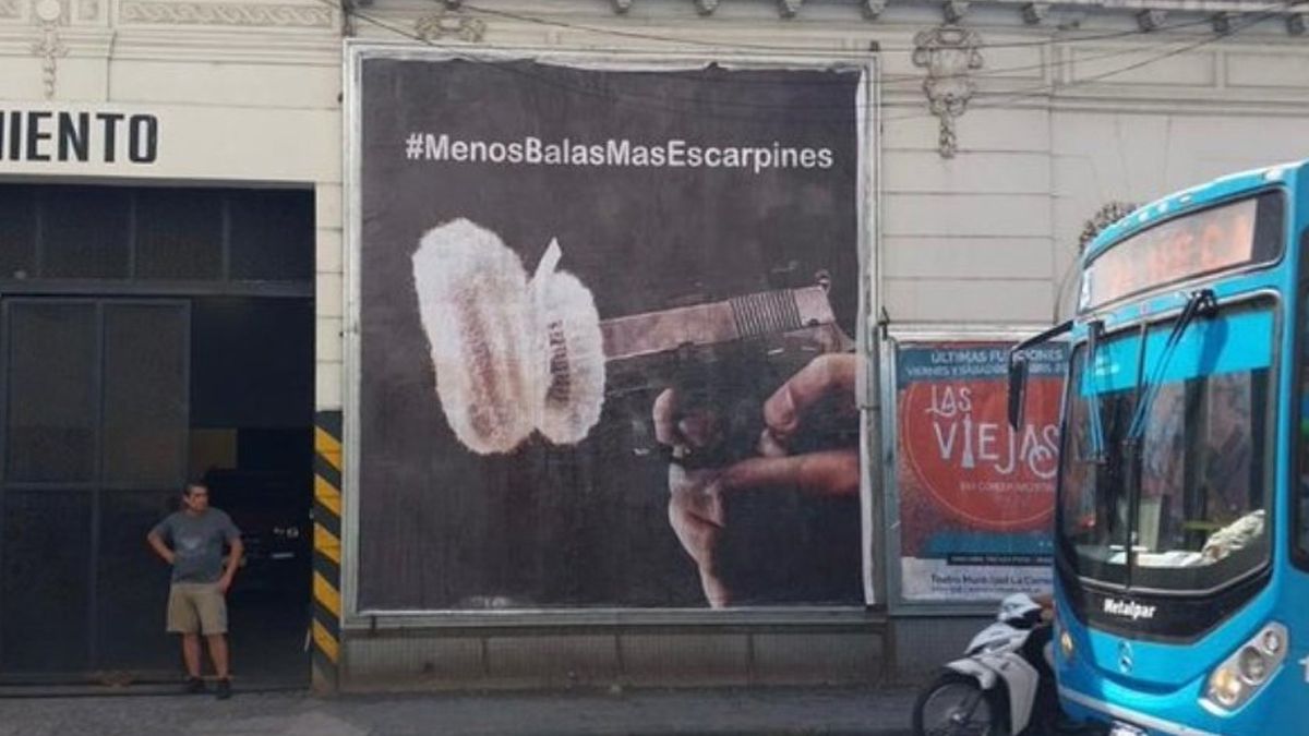 Los afiches aparecieron en Rosario y en otraslocalidades de la provincia. 
