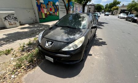 El auto se encuentra abandonado en calle San José entre Alfonso Durán y Mendoza. El auto se encuentra abandonado en calle San José entre Alfonso Durán y Mendoza.