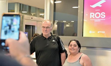 Marcelo Bielsa llegó a Rosario en el primer vuelo desde la nueva pista del aeropuerto Islas Malvinas Marcelo Bielsa llegó a Rosario en el primer vuelo desde la nueva pista del aeropuerto Islas Malvinas