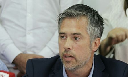La legislatura, buscando lavarse la cara y el MPA lavarse la cola mientras la sociedad nos mira impávida ante tanta pompa y jabón”, disparó Busatto. La legislatura, buscando lavarse la cara y el MPA lavarse la cola mientras la sociedad nos mira impávida ante tanta pompa y jabón”, disparó Busatto.
