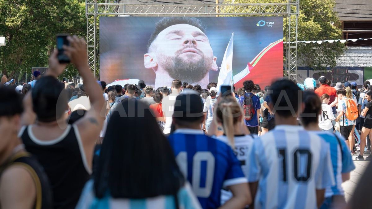 Cientos de santafesinos se acercaron al Fan Fest de El Molino para alentar a la Selección que busca el pase a semifinales.
