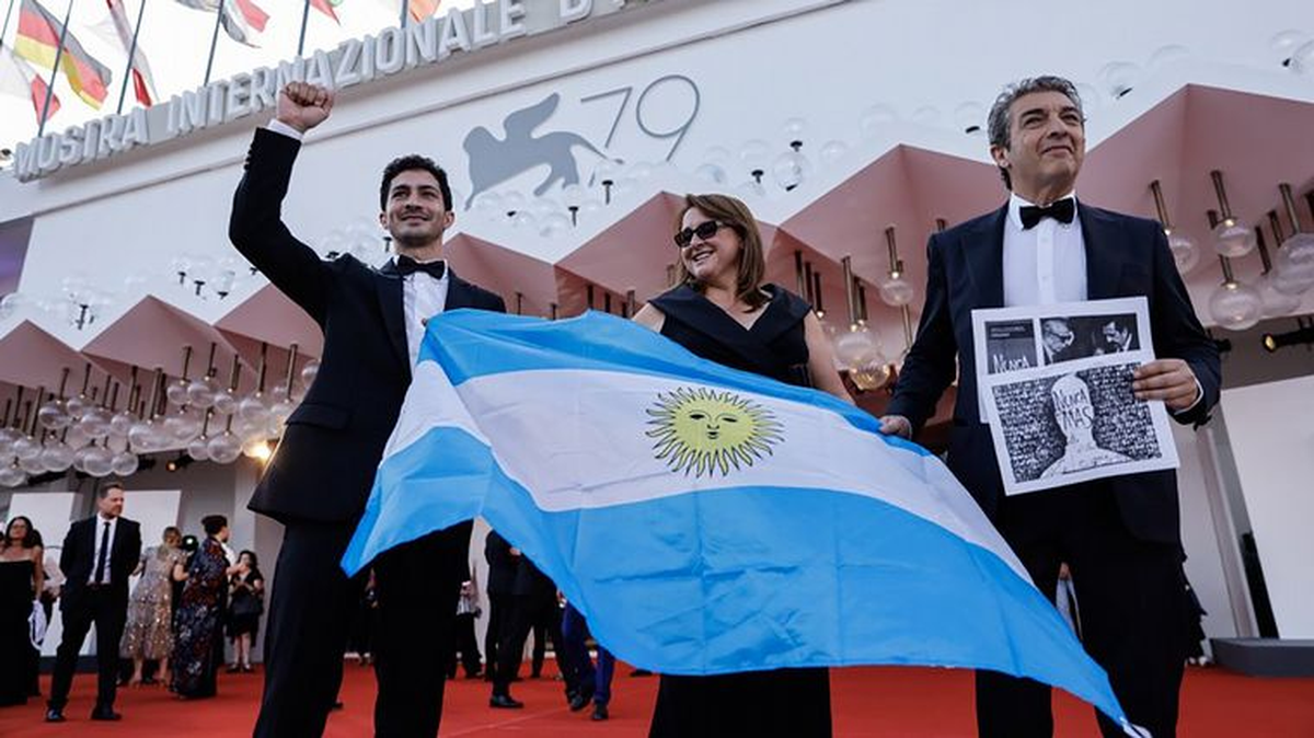La familia Darín levantando la bandera de Argentina.