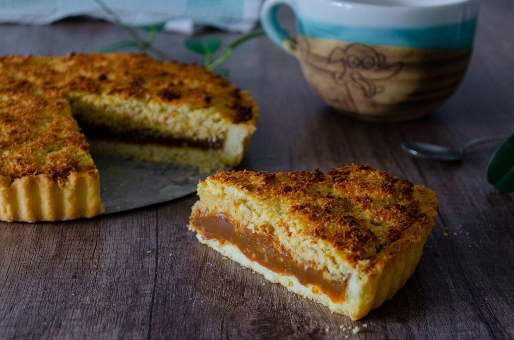 Tarta de coco con dulce de leche.