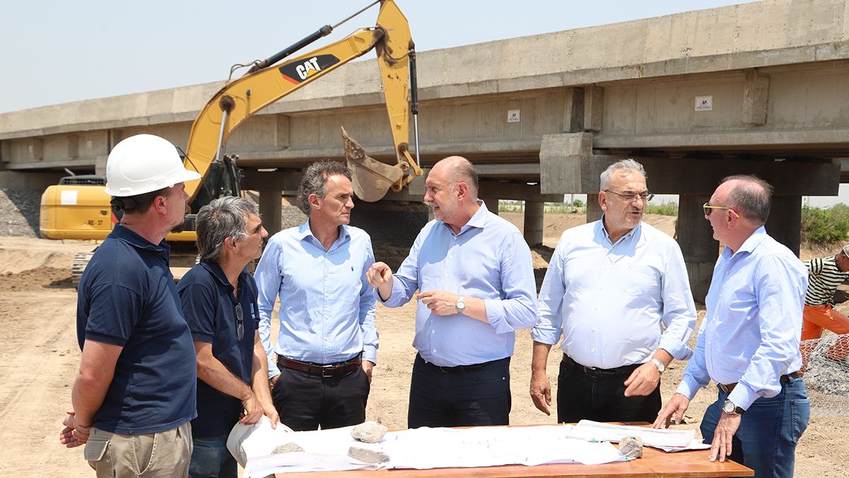 Perotti y Katopodis recorrieron la obra de la ruta Nacional Nº 34 y el canal Vila - Cululu, que tiene un monto de inversión de $ 9.192 millones. Perotti y Katopodis recorrieron la obra de la ruta Nacional Nº 34 y el canal Vila - Cululu, que tiene un monto de inversión de $ 9.192 millones.