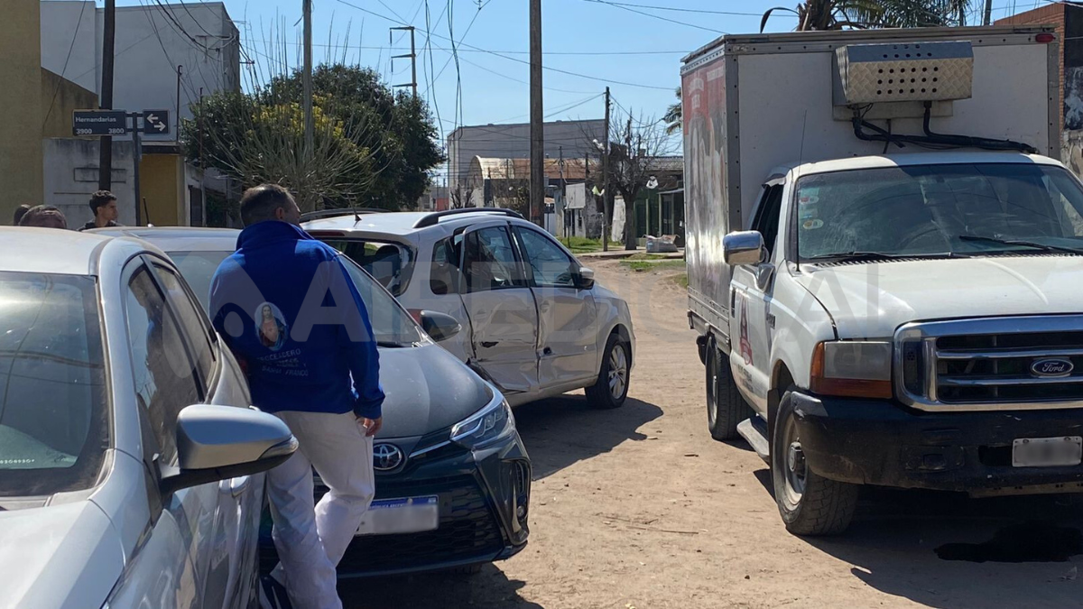 La camioneta modelo Surán sufrió daños en las puertas del acompañante. La camioneta modelo Surán sufrió daños en las puertas del acompañante.