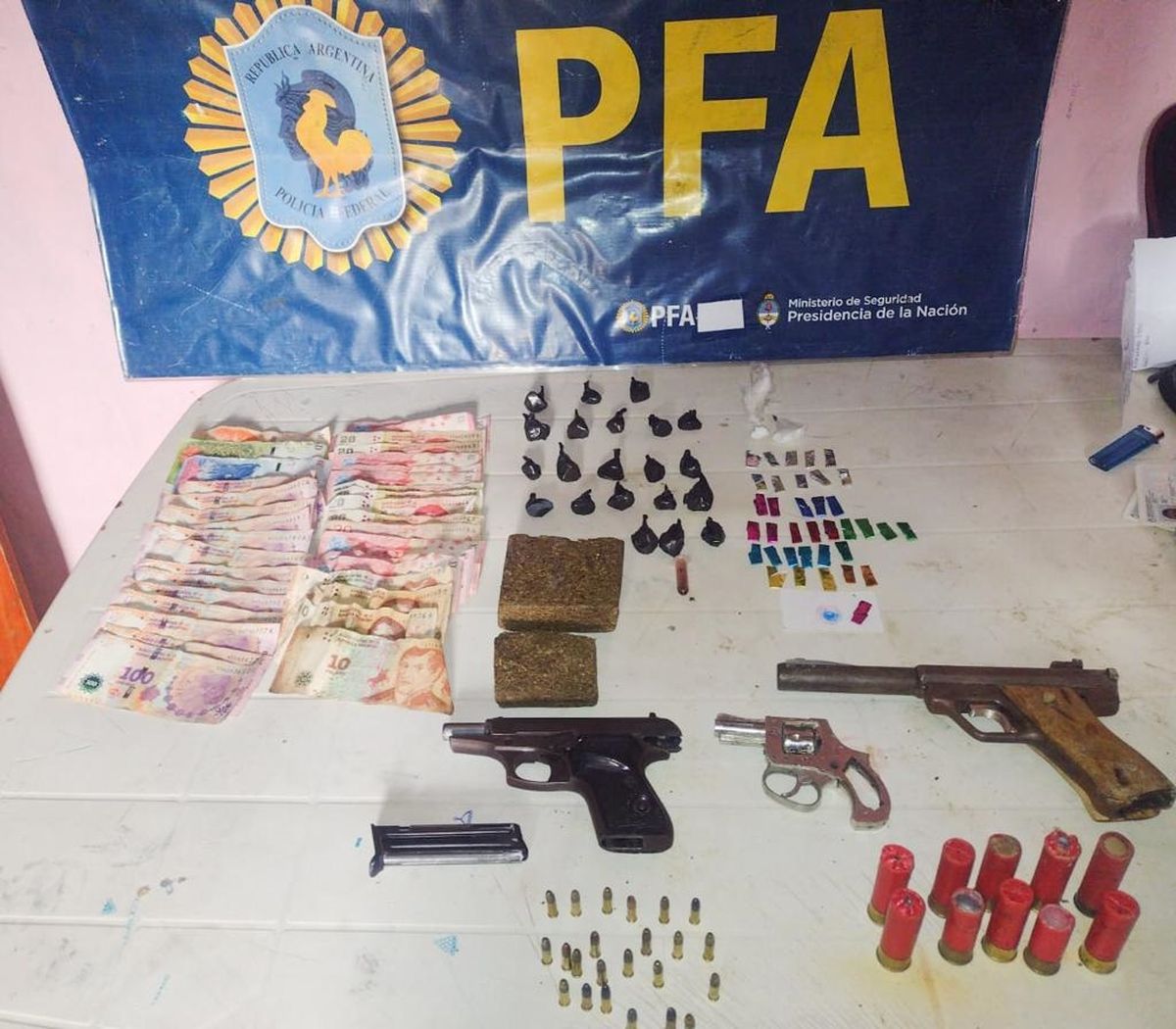 Los elementos secuestrados durante el allanamiento en Alto Verde.