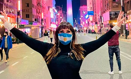 La foto de Moria Casán, de entrecasa, sin maquillaje y lavando los platos La foto de Moria Casán, de entrecasa, sin maquillaje y lavando los platos