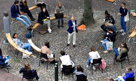 La Universidad Roosevelt, de Midelburgo, Holanda, organizó clases en más de 20 plazas, parques o estacionamientos de la ciudad. La Universidad Roosevelt, de Midelburgo, Holanda, organizó clases en más de 20 plazas, parques o estacionamientos de la ciudad.