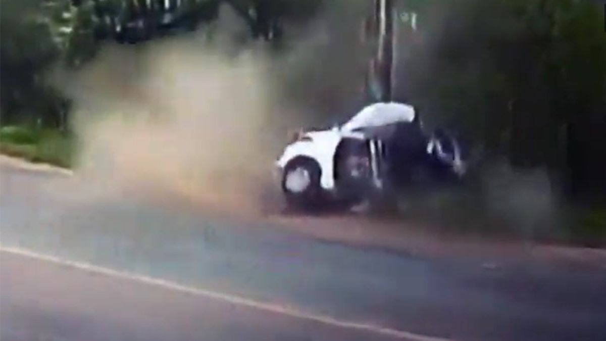 VIDEO: un auto chocó y se partió en dos en Brasil