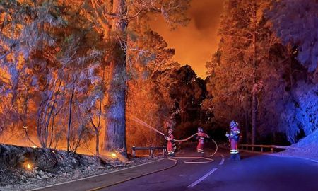 Más de 250 personas y 17 aviones participan en las tareas de extinción del fuego y de rescate. Más de 250 personas y 17 aviones participan en las tareas de extinción del fuego y de rescate.