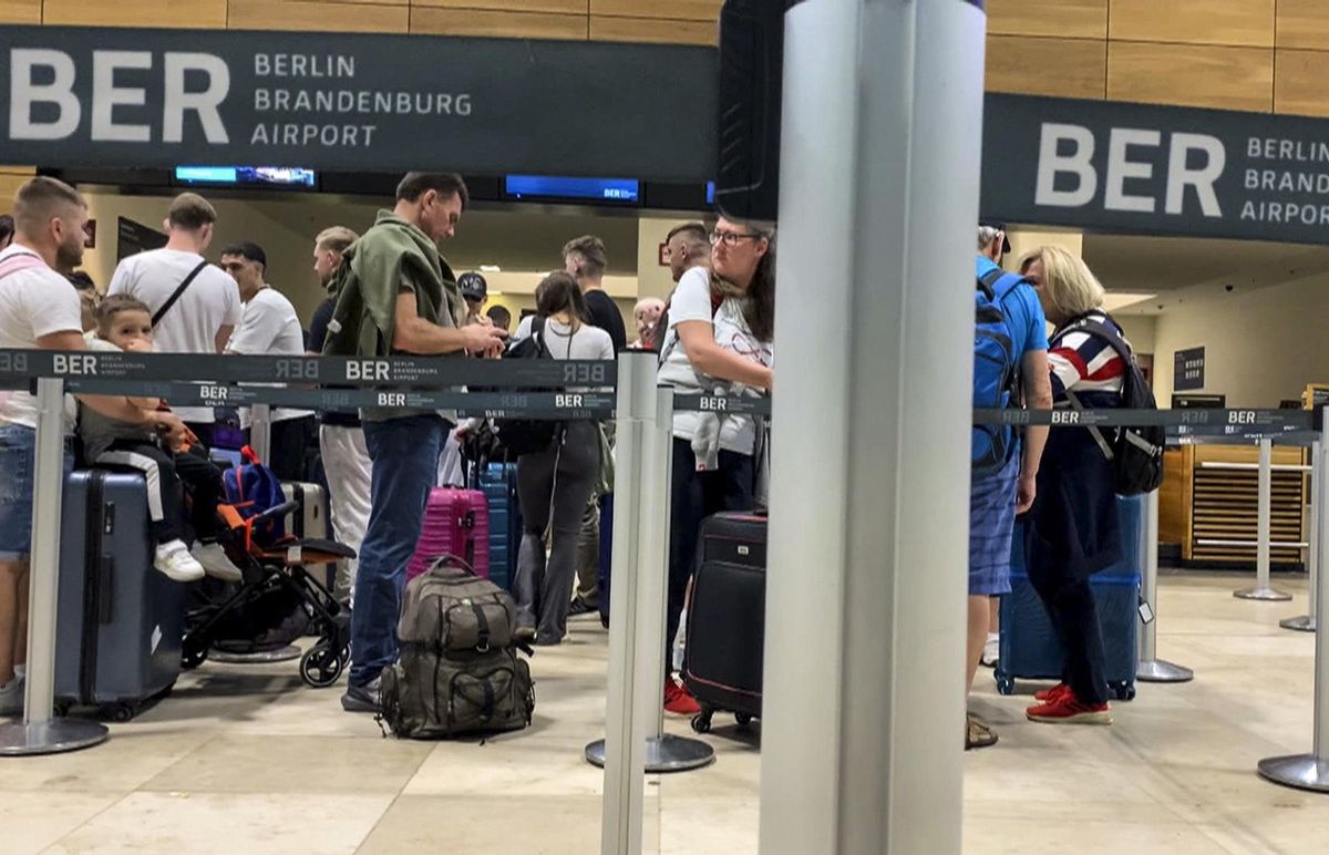 El Aeropuerto de Bruselas, que fue aparentemente el más afectado, solicitó a las aerolíneas que cancelaran casi 140 vuelos de salida programados para el lunes. El Aeropuerto de Bruselas, que fue aparentemente el más afectado, solicitó a las aerolíneas que cancelaran casi 140 vuelos de salida programados para el lunes.