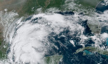 La tormenta Nicholas podría fortalecerse hasta convertirse en huracán. La tormenta Nicholas podría fortalecerse hasta convertirse en huracán.