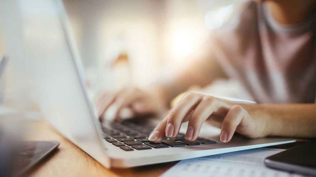 Docentes y profesores podrán acceder a créditos de hasta 100.000 pesos que podrán pagar en 36 cuotas para acceder a computadoras.