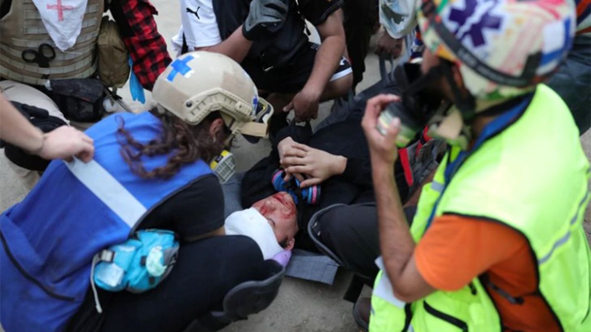 Socorristas asisten a un herido durante las protestas en Chile. (REUTERS/Pablo Sanhueza)