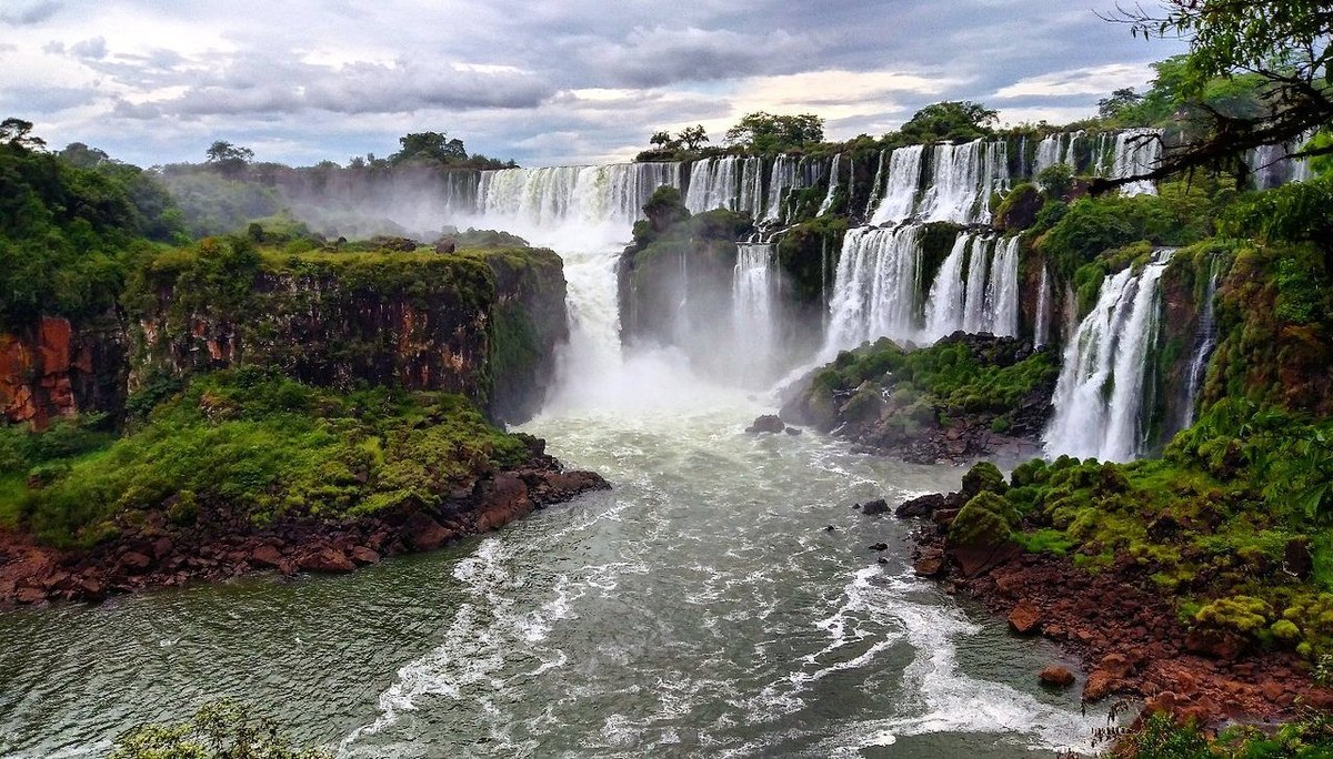 Considerado como una de las siete maravillas del mundo, las Cascadas de Iguazú se erige como el destino ideal. Considerado como una de las siete maravillas del mundo, las Cascadas de Iguazú se erige como el destino ideal.