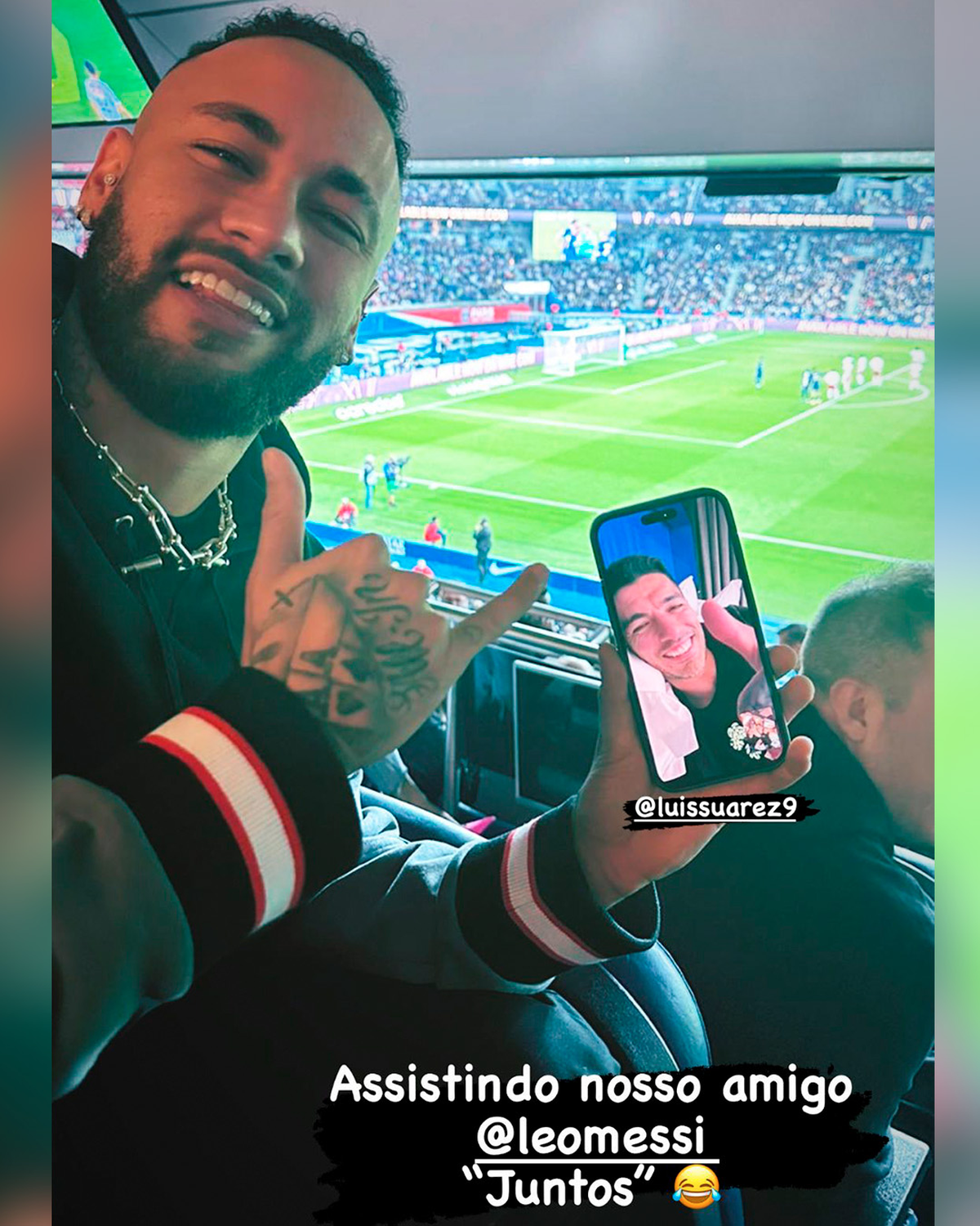 Neymar publicó una foto en la que se le ve a él (presente en el estadio) y a Luis Suárez (mediante videollamada) alentando al jugador de 35 años.