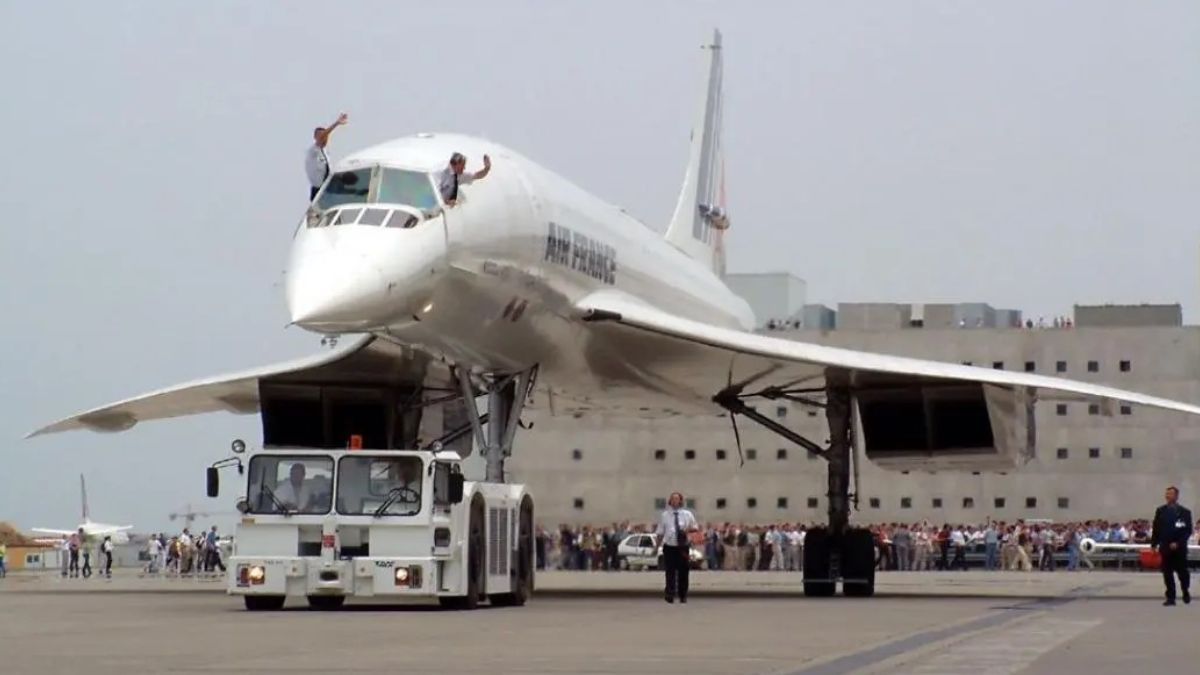 El último vuelo de un Concorde de Air France se realizó el 27 de junio de 2003, cuando el avión matrícula F-BVFC cubrió el trayecto París-Toulouse al mando del comandante Henri Gilles Fournier, junto con el primer oficial Eric Tonnot, el ingeniero de vuelo Daniel Casari, y seis tripulantes de cabina. El último vuelo de un Concorde de Air France se realizó el 27 de junio de 2003, cuando el avión matrícula F-BVFC cubrió el trayecto París-Toulouse al mando del comandante Henri Gilles Fournier, junto con el primer oficial Eric Tonnot, el ingeniero de vuelo Daniel Casari, y seis tripulantes de cabina.