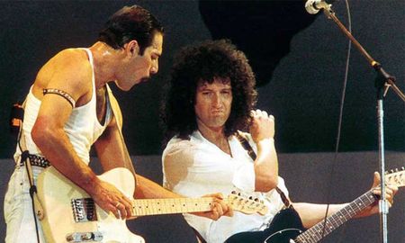 Queen formó parte de uno de los momentos más emblemáticos del Live Aid. En la foto Freddie Mercury empuñando una guitarra junto al guitarrista de la banda Bryan May. Queen formó parte de uno de los momentos más emblemáticos del Live Aid. En la foto Freddie Mercury empuñando una guitarra junto al guitarrista de la banda Bryan May.