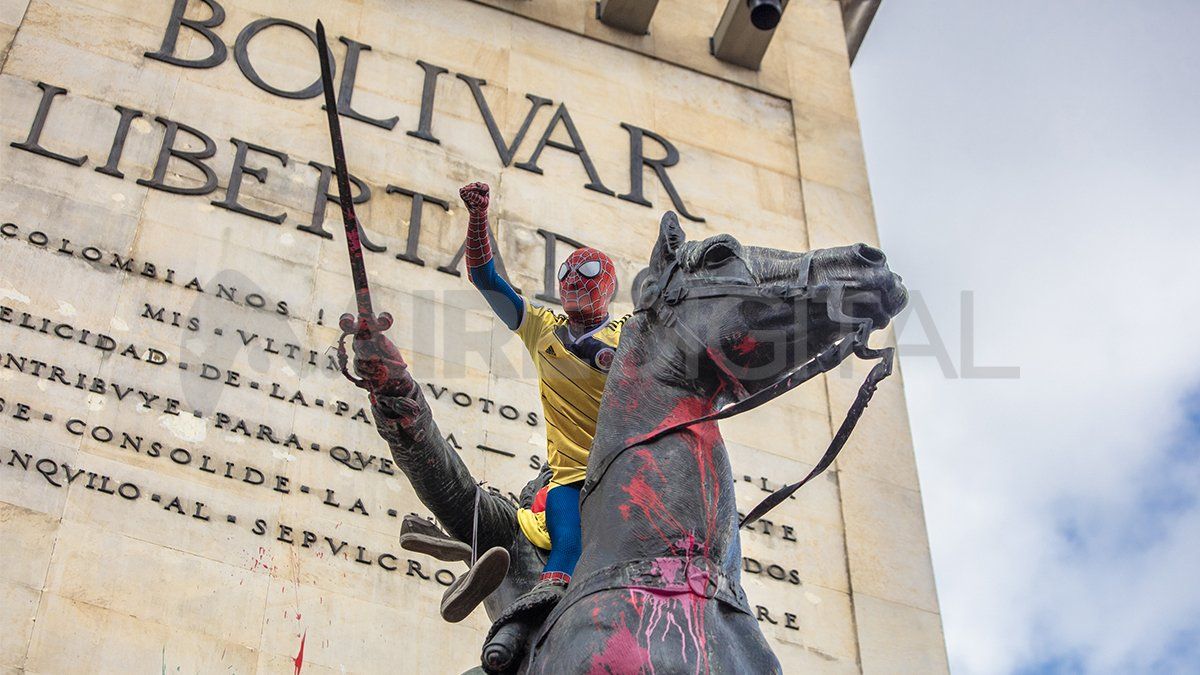 Manifestante en el Monumento a los Héroes, en Bogotá.