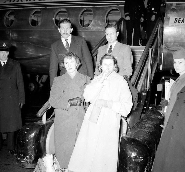 De los seis miembros de la tripulación, sobrevivieron cuatro: el capitán James Thain, comandante del vuelo 609 (de bigotes), el radio operador George William Rodgers, y las azafatas Rosemary Cheverton y Margaret Bellis. La imagen es de cuando regresaron a Manchester tras el accidente.