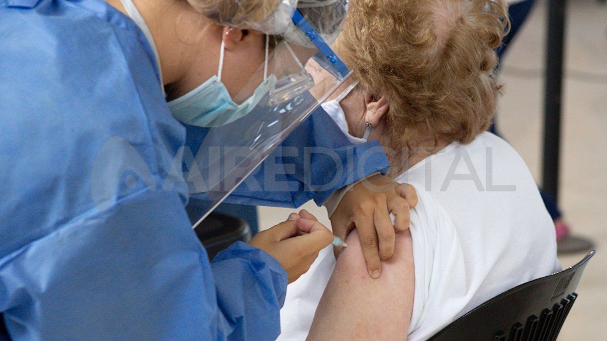 Este martes continuó la vacunación de adultos mayores de 90 años en la capital provincial.