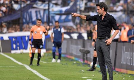 Eduardo Domínguez afirmó que es felíz dirigiendo a Estudiantes pero que no sabe que sucederá el próximo año. No es para todos, dijo sobre jugar una nueva final. Eduardo Domínguez afirmó que es felíz dirigiendo a Estudiantes pero que no sabe que sucederá el próximo año. No es para todos, dijo sobre jugar una nueva final.