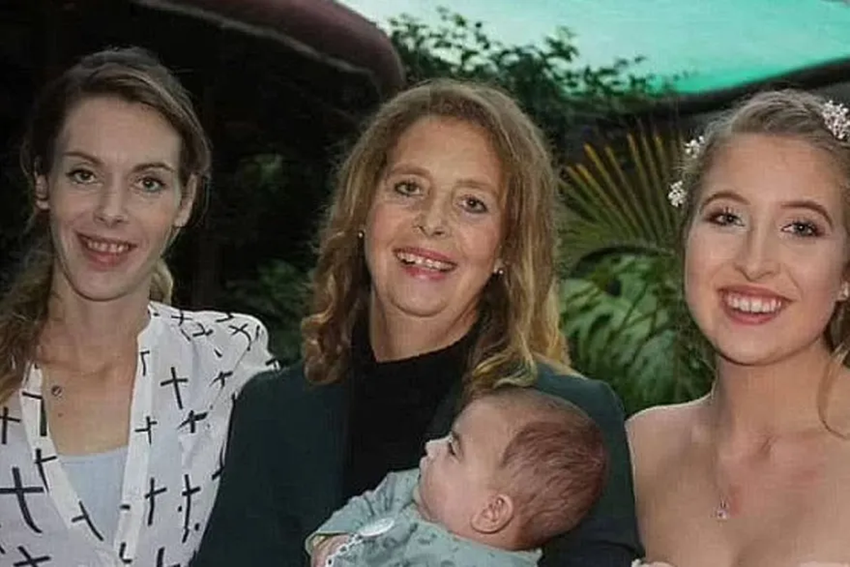 Jana (izquierda) y su madre Heide (centro), exesposa de Errol Musk, que tiene en brazos a Rushie, hijo de su ex y su hijastra