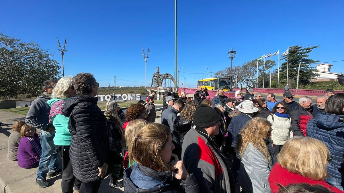 Cansados de las demoras, vecinos y comerciantes de Santo Tomé realizaron varias protestas y movilizaciones a lo largo de los últimos siete meses. Cansados de las demoras, vecinos y comerciantes de Santo Tomé realizaron varias protestas y movilizaciones a lo largo de los últimos siete meses.