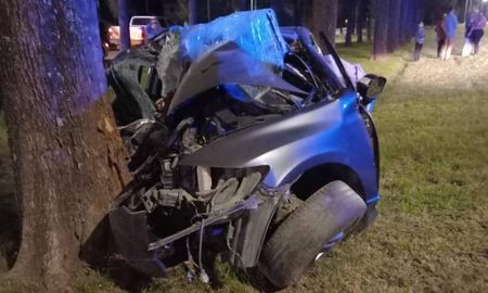 Los ocupantes del automóvil murieron tras el impacto que se registró en el acceso norte de Avellaneda. Los ocupantes del automóvil murieron tras el impacto que se registró en el acceso norte de Avellaneda.