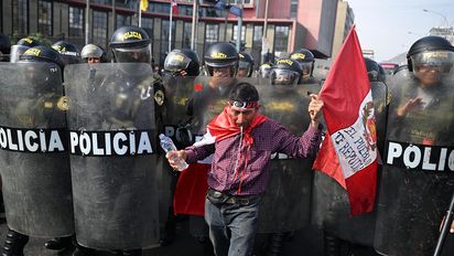 Perú, el país que vive en crisis permanente y cuya economía absorbe ese caos
