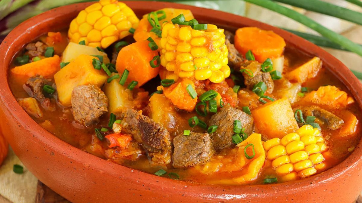 Los cocineros suelen presentar este guiso dentro de un zapallo horneado para resaltar su estética tradicional.