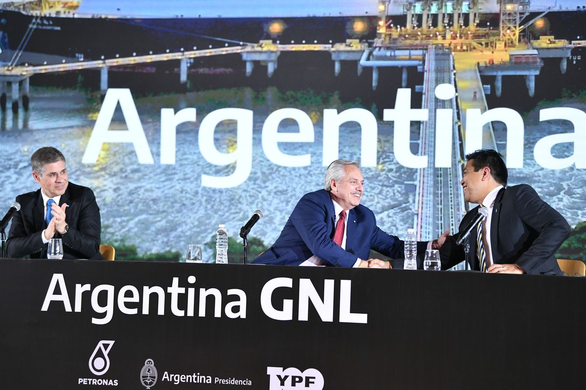 YPF y Petronas acuerdan avanzar en desarrollo de GNL en Argentina con gas de Vaca Muerta