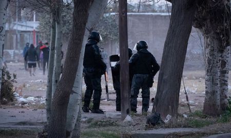 Todos estaban involucrados en hechos delictivos ocurridos en carnicerías y otros locales comerciales de calle Olascoaga y adyacencias del barrio Santa Teresita. Todos estaban involucrados en hechos delictivos ocurridos en carnicerías y otros locales comerciales de calle Olascoaga y adyacencias del barrio Santa Teresita.