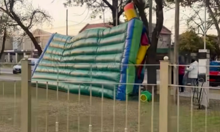un castillo inflable salio volando con varios ninos: gritos, llanto y panico en una plaza de san nicolas un castillo inflable salio volando con varios ninos: gritos, llanto y panico en una plaza de san nicolas
