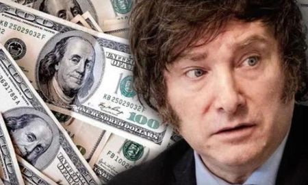 Pese a los anuncios económicos, sigue firme el compromiso del Gobierno de Javier Milei de aumentar el tipo de cambio un 2% mensual. Pese a los anuncios económicos, sigue firme el compromiso del Gobierno de Javier Milei de aumentar el tipo de cambio un 2% mensual.