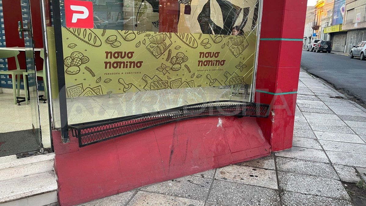 Por el choque, uno de los vehículos impactó contra el frente de la panadería ubicada en la esquina. Por el choque, uno de los vehículos impactó contra el frente de la panadería ubicada en la esquina.