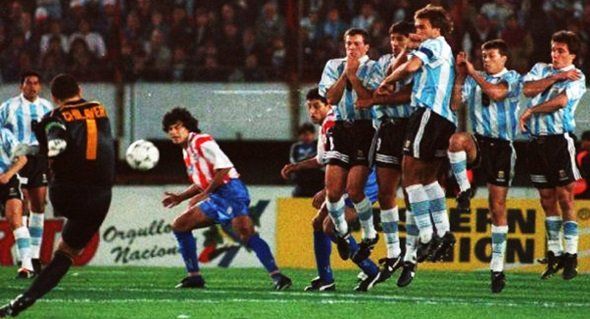 Burgos volvería a sufrir la pegada de Chila. El 1 de septiembre del mismo año, en el Monumental de Núñez, en un partido por las Eliminatorias entre la Argentina y Paraguay para Francia 1998, el guaraní le marcaría un tanto –y de tiro libre– al ex ayudante de Diego Simeone en el Atlético de Madrid, y actual DT de Newell’s: de yapa, con el 1 a 1 final, Paraguay se clasificó a un Mundial luego de 12 años.