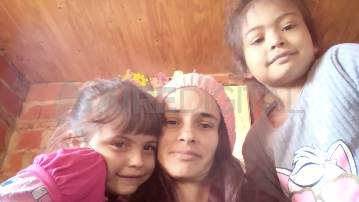 Paulina Aguirre Marsó junto a su hermana María Paz y a su mamá Micaela. Paulina Aguirre Marsó junto a su hermana María Paz y a su mamá Micaela.