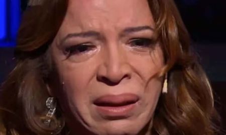 Lizy Tagliani apareció sin ropa en vivo en los Martín Fierro. Lizy Tagliani apareció sin ropa en vivo en los Martín Fierro.
