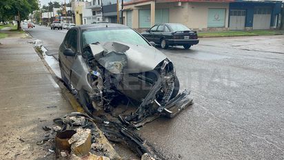 A metros de La Redonda: chocó una columna de alumbrado público, la arrancó y cortó cables