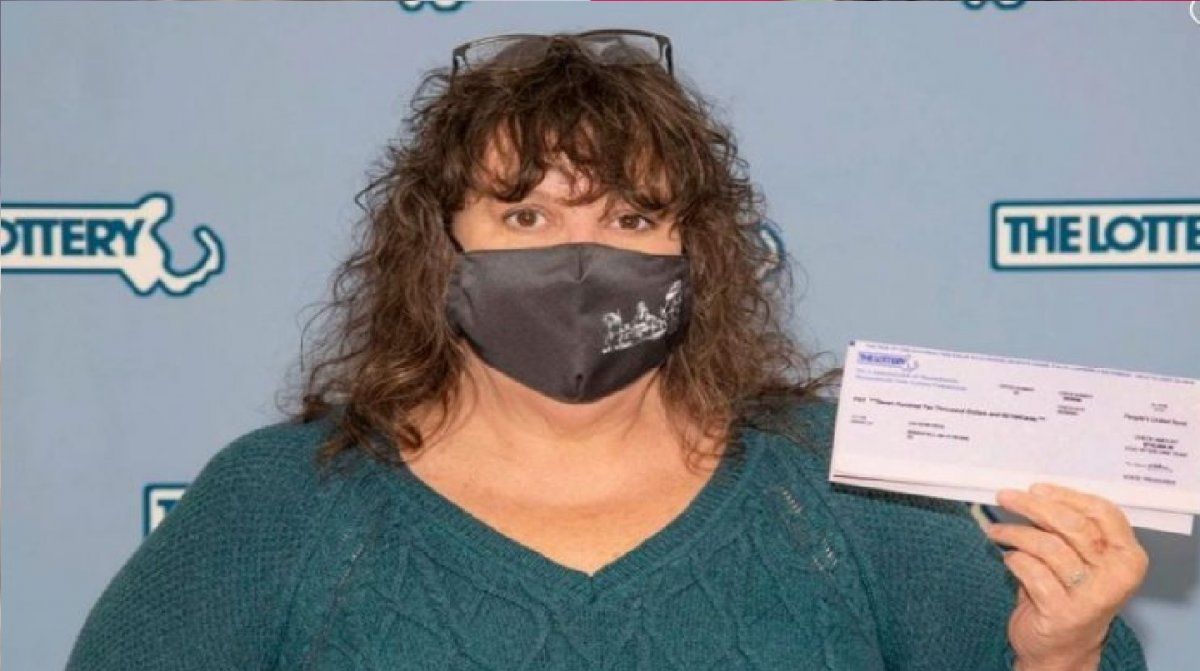 Sobrevivió al coronavirus y recuperó un boleto de lotería millonario que había tirado a la basura