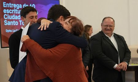 El mandatario encabezó la entrega de títulos de propiedad en el marco del programa de Titularización de Viviendas Sociales de Santo Tomé. El mandatario encabezó la entrega de títulos de propiedad en el marco del programa de Titularización de Viviendas Sociales de Santo Tomé.