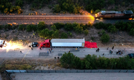 Son 50 los migrantes muertos dentro de un camión abandonado en Texas. Son 50 los migrantes muertos dentro de un camión abandonado en Texas.