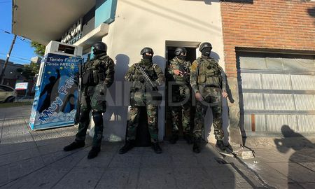 Policías del grupo táctico mientras custodiaban el ingreso al domicilio del empresario de las viviendas prefabricadas. . Policías del grupo táctico mientras custodiaban el ingreso al domicilio del empresario de las viviendas prefabricadas. .